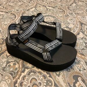 New Teva Flatform Universal Platform Sandals Women’s Sz 6
